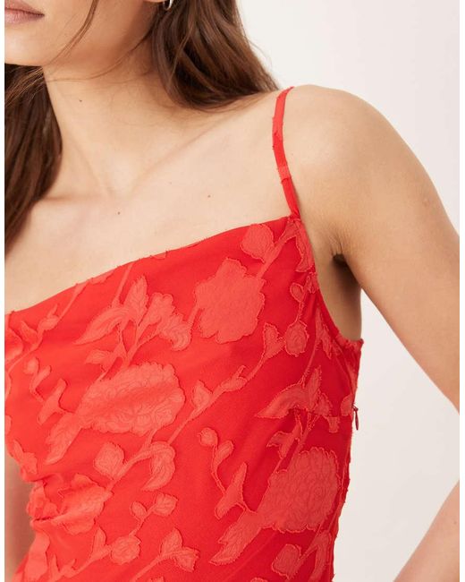 Vestido Lencero Largo Con Patrón De Jacquard Y Cuello Desbocado De Pretty Lavish de color Red