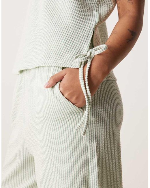 Top A Rayas Verdes Y Color Crema Sin Mangas Con Lazada Lateral De Tejido Texturizado De (Parte De Un Conjunto) Vila de color White