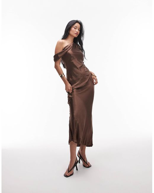 Robe habillée mi-longue à épaule dénudée et encolure drapée - chocolat TOPSHOP en coloris White