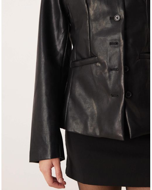 Blazer structuré en pu Gina Tricot en coloris Black