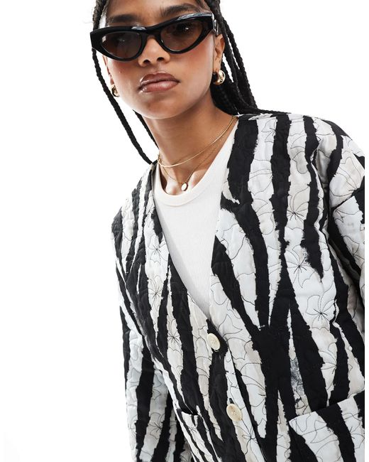 Vero Moda White – cropped-steppjacke mit zebramuster