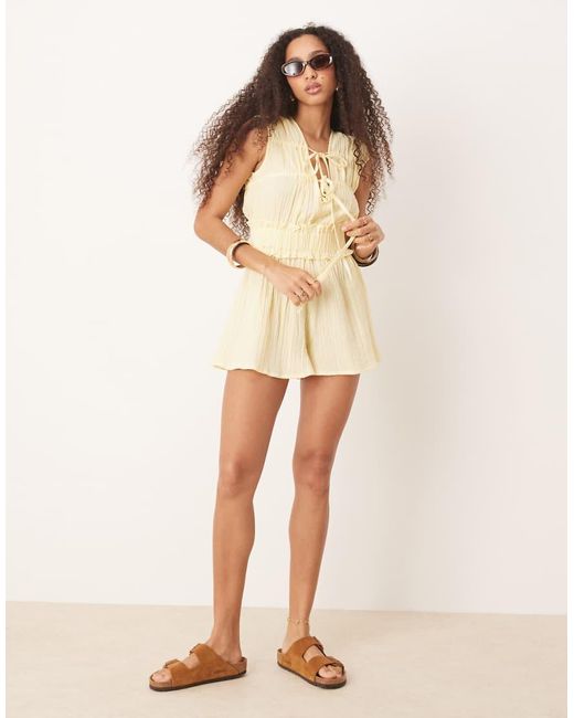 Mono Corto Amarillo Crema Con Pecho Fruncido De Tejido Doble De -Rosa ASOS de color Natural