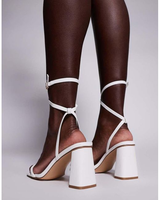 Sandalias Blancas De Tacón Medio Grueso Con Diseño De Tiras Bora De Simmi London Wide Fit SIMMI de color Brown
