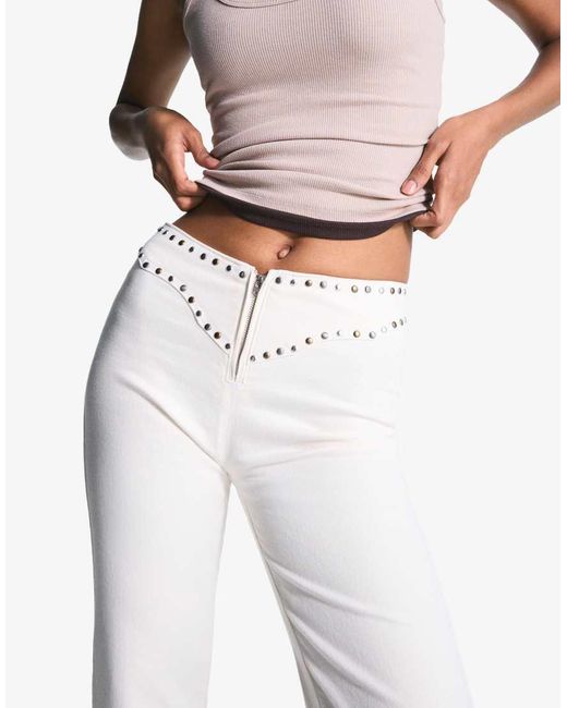 Pantaloni Bianchi Con Zip E Borchie di Bershka in White