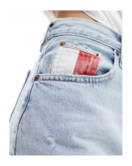 Mom jeans affusolati a vita super alta lavaggio chiaro di Tommy Hilfiger in Blue