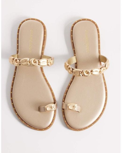 Glamorous White Flat Sandals With Shells