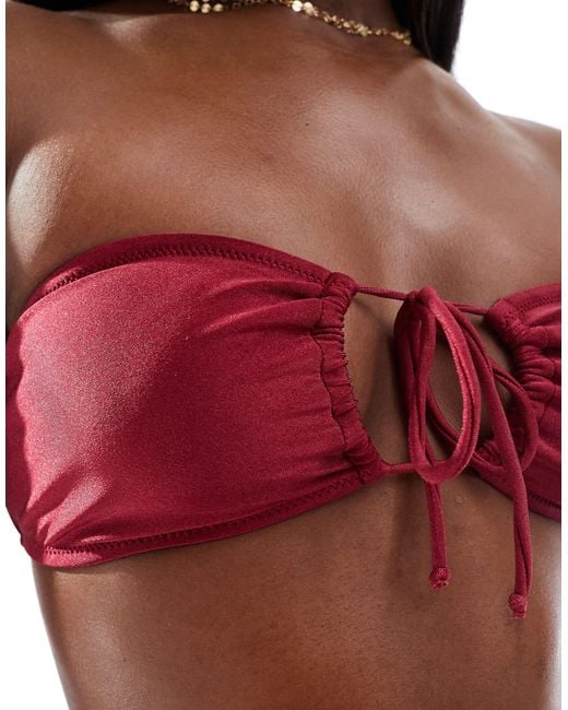 Top bikini a fascia allacciato al collo con cut-out color vino di Miss Selfridge in Red