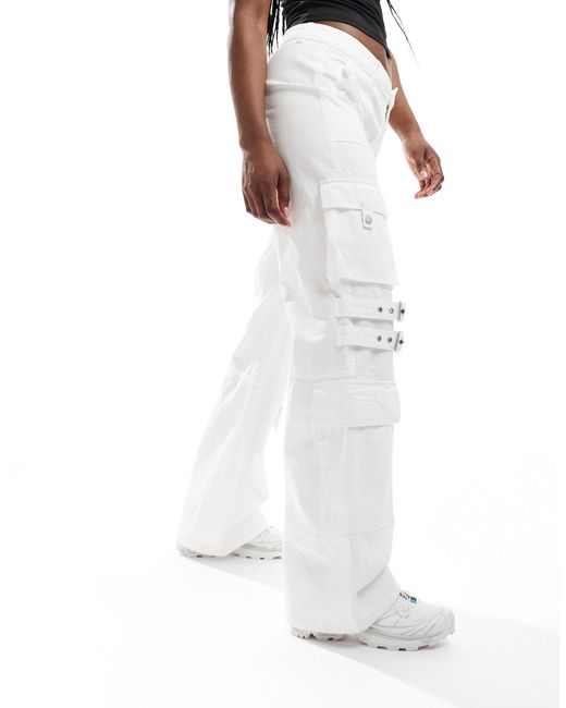 Jeans bianchi cargo con fascette di Pull&Bear in White