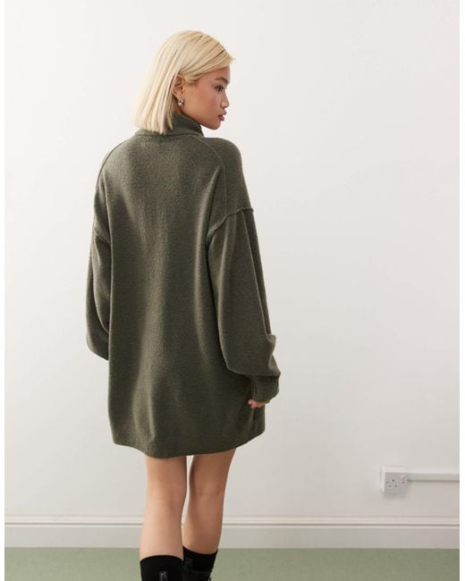 Exclusivité asos - - robe courte en maille avec col montant - kaki chiné Weekday en coloris Green