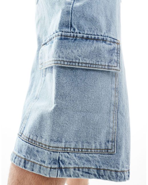 Jorts di jeans taglio super lungo lavaggio chiaro con dettagli cargo di ASOS in Blue da Uomo