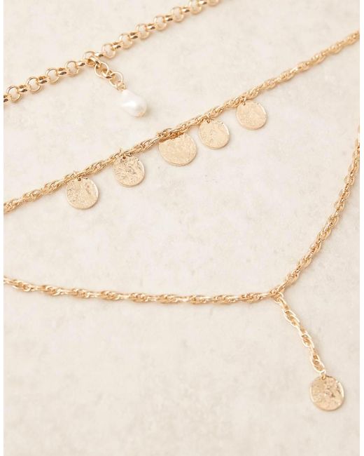 Collar De Varias Hileras Estilo Lariat Con Cadena Gruesa, Charms Y Colgante De Perla De Imitación De Edición Limitada De ASOS de color Natural