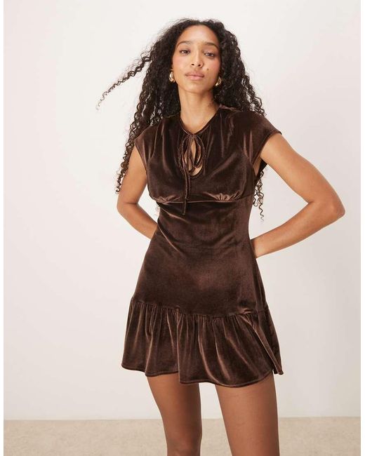 Vestido Corto Marrón Con Cintura Baja Y Abertura Vertical De Terciopelo De ASOS de color Brown