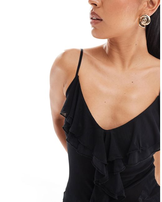 Top avec col v à volants Stradivarius en coloris Black