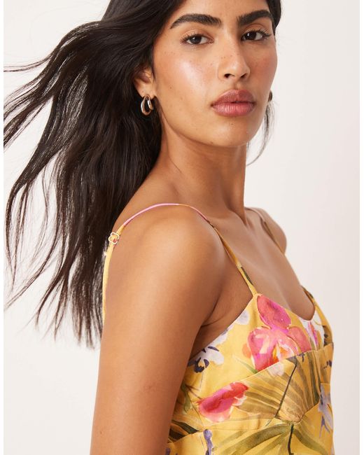 Asos desing - robe longue en satin à bretelles avec imprimé fleurs tropicales et coutures apparentes sur le buste ASOS en coloris Natural