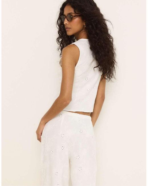 Stradivarius White Fitted Embroidered Sleeveless Top
