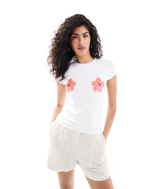 T-shirt mini bianca con grafica di fiore di ibisco rosso di ASOS in White