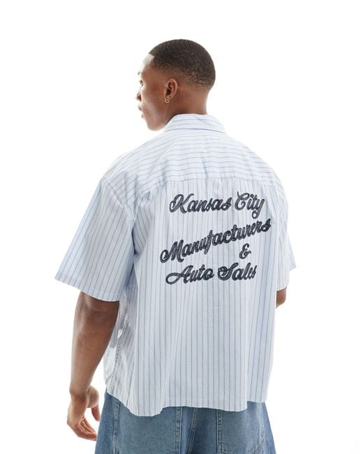 Chemise à manches courtes style workwear en sergé rayé avec broderies au dos - bleu clair Abercrombie & Fitch pour homme en coloris White