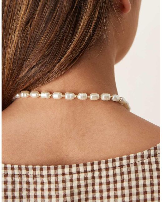 Collana Corta Con Perle Sintetiche E Ciondolo A Sole di ASOS in Brown