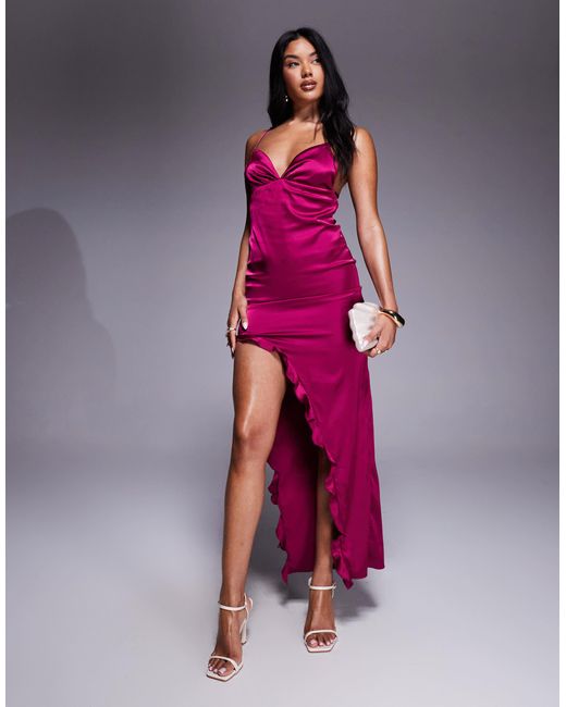 Missy Empire Pink Missy empire – camisole-maxikleid aus dunkelrosa satin mit gebundenem rückenausschnitt und seitenschlitz mit rüschen
