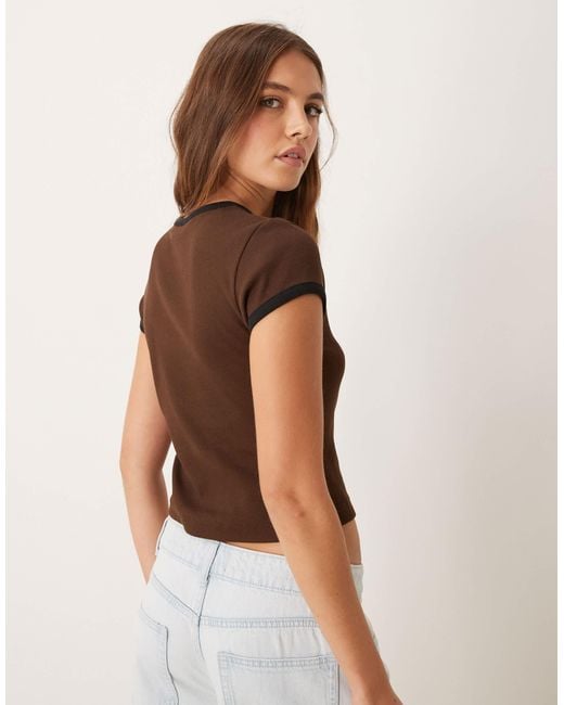 Calvin Klein Brown – monologo – knapp geschnittenes t-shirt