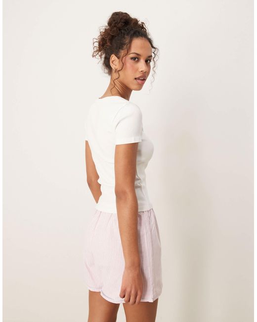 Top côtelé ajusté à manches courtes et encolure dégagée Gina Tricot en coloris Natural