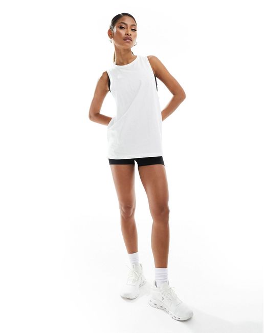 Camiseta deportiva banca sin mangas con sisas caídas ASOS 4505 de color White