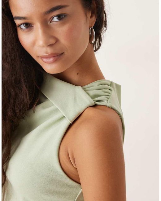 Top Asimmetrico Senza Maniche Color Salvia Con Nodo di ASOS in Green