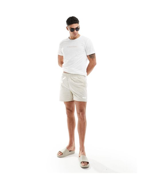 Calvin Klein – meta essentials – mittellange badeshorts in White für Herren