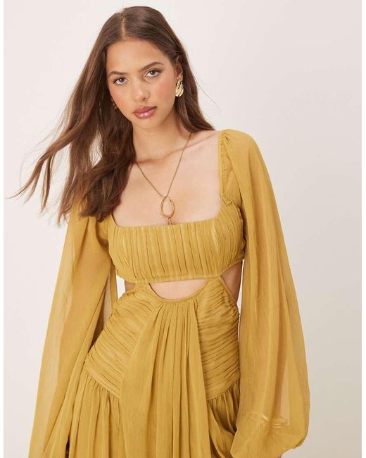 Vestito Lungo A Maniche Lunghe Oliva Con Gonna Arricciata E Cut-Out di ASOS in Metallic