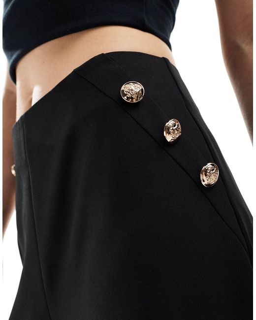 Pantaloni sartoriali a fondo ampio neri con bottoni dorati di ASOS in Black