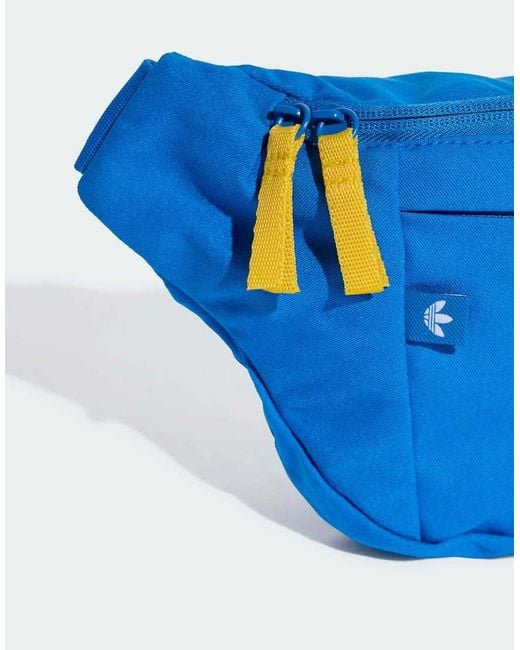 Riñonera Azul Pájaro Y Dorada Con Diseño Del Real Madrid De Adidas Originals de color Blue