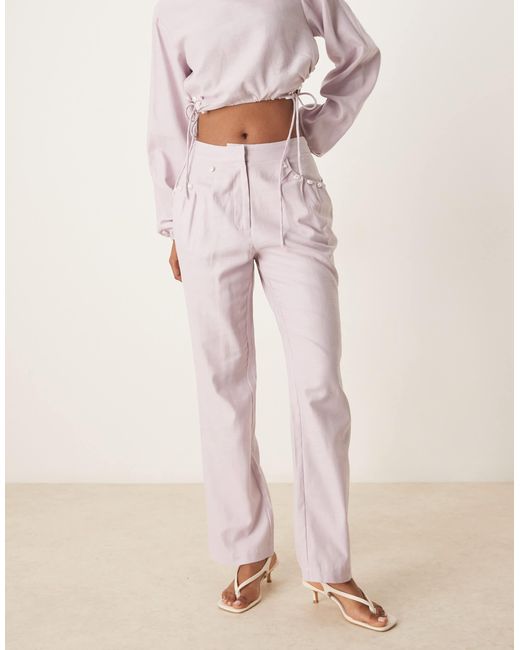 Pantalon droit d'ensemble ajusté en aspect lin avec perles nacrées - lilas ASOS en coloris Natural