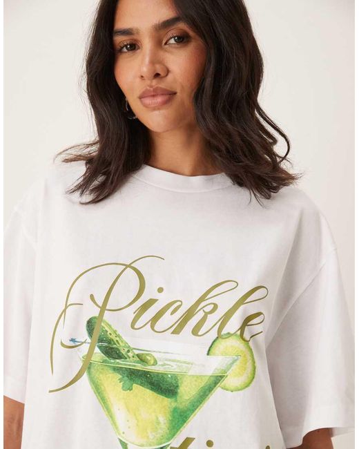 Camiseta Blanco Extragrande Con Estampado Gráfico De Bebida Y Pepinillos De ASOS de color Natural