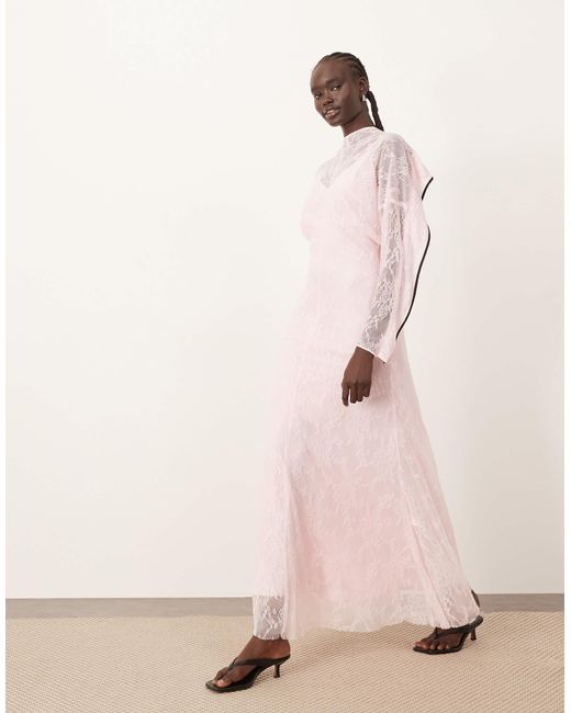 Robe longue en dentelle à dos volanté avec passepoils et manches longues ARRANGE en coloris Pink