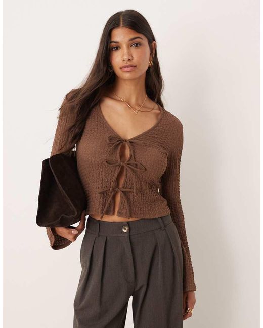 Top Marrón De Manga Larga Con Lazada Delantera De Tejido Texturizado De ASOS de color Brown