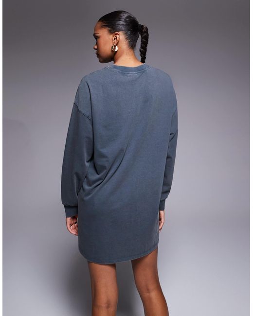 Weekend collective - icon - robe t-shirt oversize à manches longues avec logo style universitaire - anthracite délavé ASOS en coloris Blue