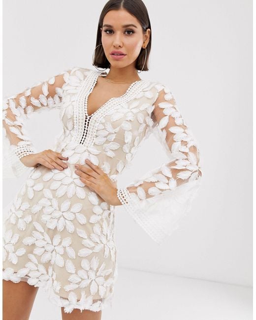 Love Triangle White – es, mit Blumen besticktes, langärmliges Kleid