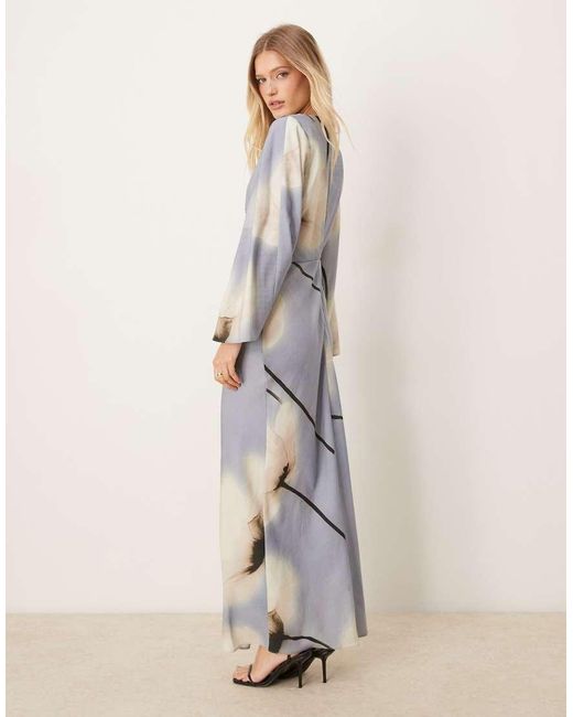 Vestido Largo Azul De Manga Larga Y Corte Al Bies Con Estampado Floral Llamativo Y Detalle Recogido En La Cintura De ASOS de color Gray