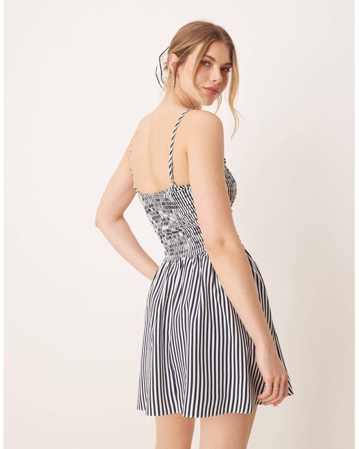Glamorous Natural – gestreiftes, gesmoktes minikleid