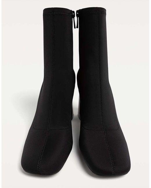 Stivaletti Neri Effetto Neoprene Con Tacco Alto di Stradivarius in Black
