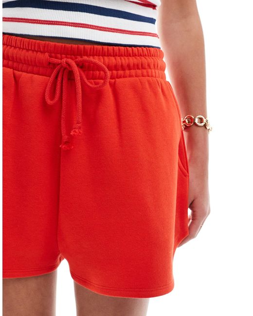 ASOS Red – sweat-shorts im läufer-design