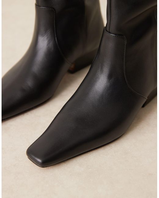Calais - bottes plates pointues hauteur genou en cuir ASOS en coloris Black