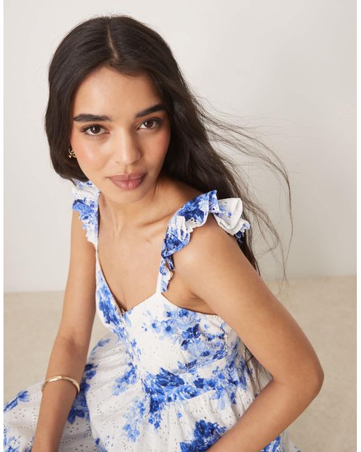 Rhys - robe mi-longue à imprimé fleuri avec volants étagés et manches évasées - blanc/bleu Nobody's Child en coloris Blue