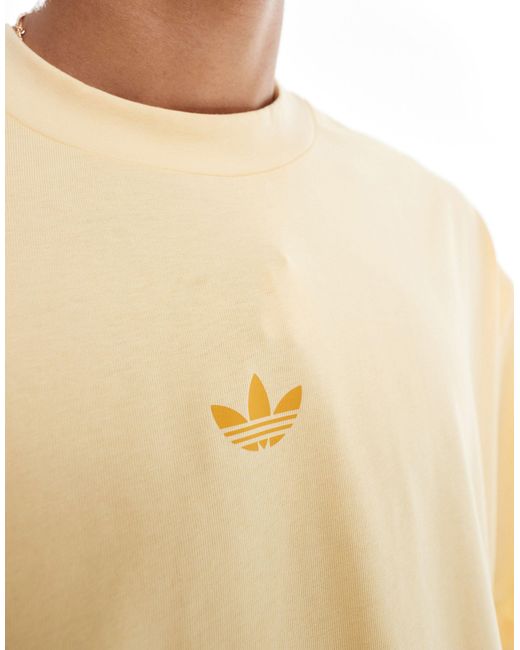 T-shirt oversize pastello con logo centrale di Adidas Originals in Natural da Uomo