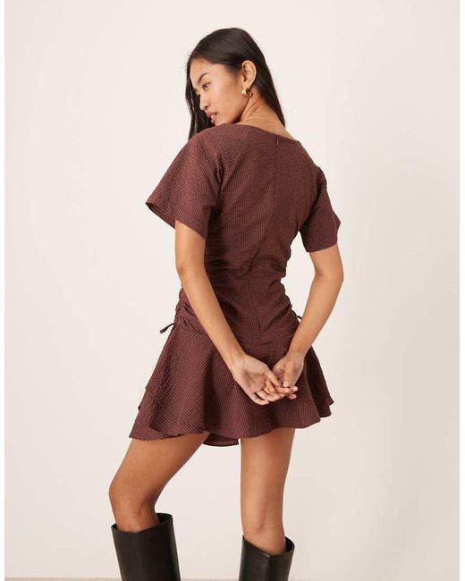 Vestito Corto A Maniche Corte Bordeaux A Quadri Allacciato di ASOS in Red