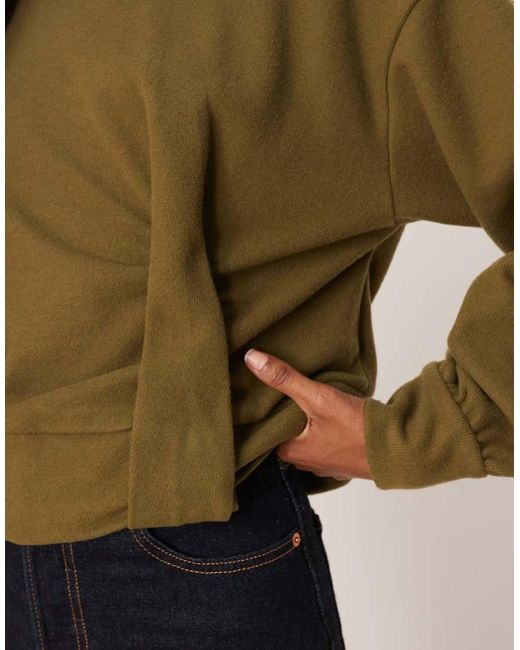 Top A Maniche Lunghe Oliva Scuro Morbido Con Dettaglio Raccolto di ASOS in Natural