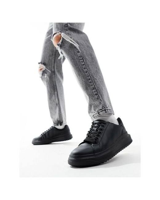 Sneakers nere con suola spessa e linguetta sul tallone a contrasto di Bershka in Gray da Uomo