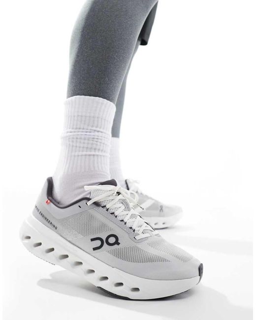 On - Cloudsurfer Next - Sneakers Da Corsa Grigie E Bianche-Bianco di On Shoes in White da Uomo