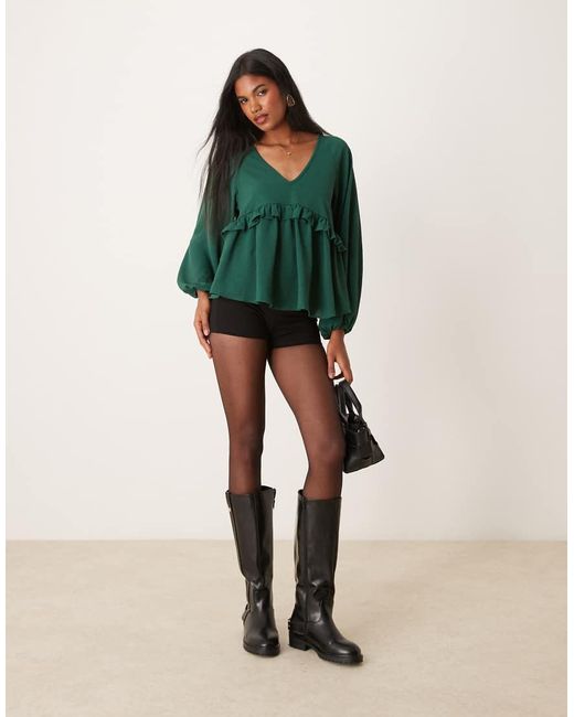 Top Verde Amplio Con Cuello De Pico Y Volantes De ASOS de color Green