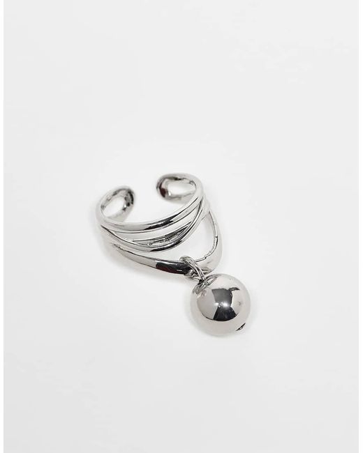 Anillo De Banda Con Charm Esférico De ASOS de color Metallic